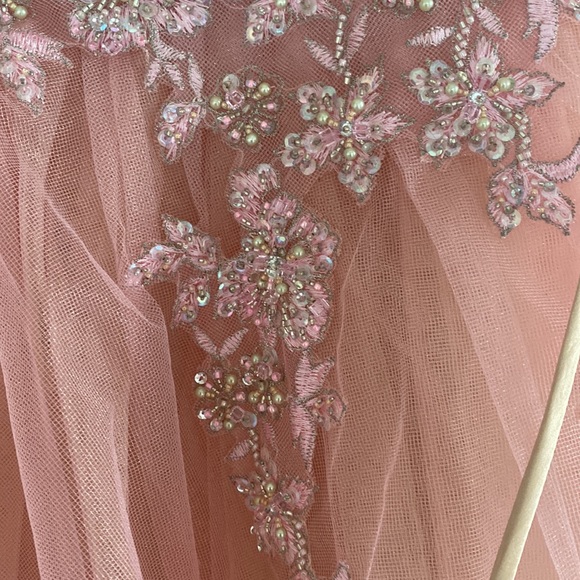 Prom gown size 4 
Great color and sparkle - Picture 11 of 15